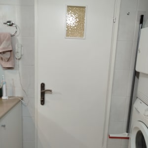 דלת לבנה עם חלון קטן במרכז