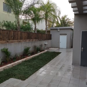 גינה עם דשא, צמחים וערוגה מסודרת