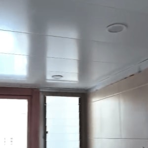 תקרה וחלון בחדר, ללא אנשים או טקסט