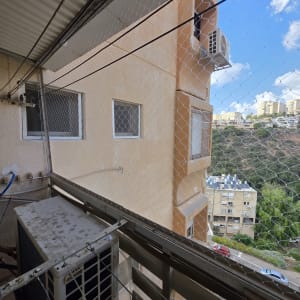 רשת יונים מותקנת על מרפסת בניין