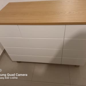 שידה לבנה עם משטח עץ עליון