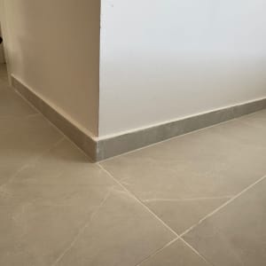 ריצוף חדש בפינת חדר עם קיר לבן