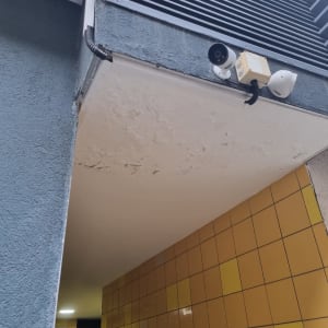 שתי מצלמות אבטחה מותקנות על קיר חיצוני