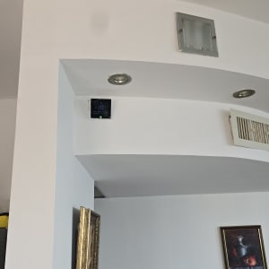 תמונה של קיר עם מערכת מיזוג אוויר