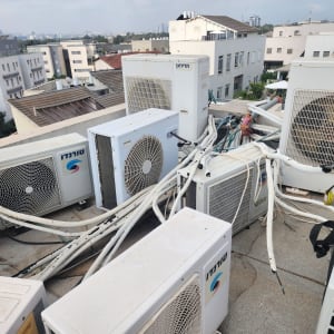 יחידות מיזוג אוויר על גג עם צינורות חשמל