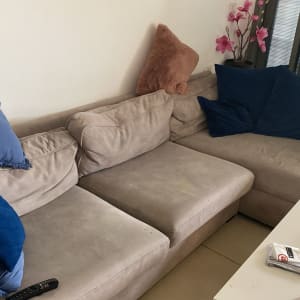 ספה עם כריות בצבעים שונים ושולחן עם חפצים שונים