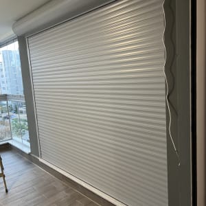 תריס אלומיניום סגור בחלון פנורמי