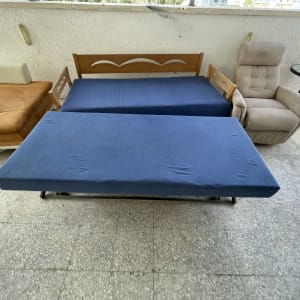 ספות ומזרנים על מרפסת עם ריפוד כחול וחום