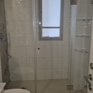 מקלחת עם דלת זכוכית וברז מקלחת