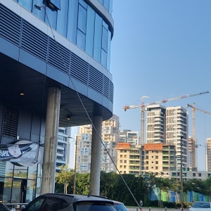ניקוי חלונות קיר מסך חיצוני בבניין באמצעות מוט טלסקופי ארוך