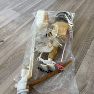 חלקי אינסטלציה על רצפה