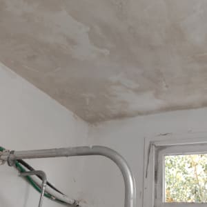 תקרה עם סימני רטיבות ועבודת תיקון