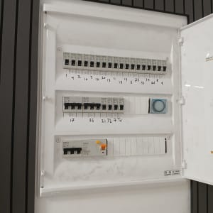 לוח חשמל עם מפסקים ומתגים שונים