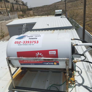 דוד שמש על גג עם צינורות מחוברים