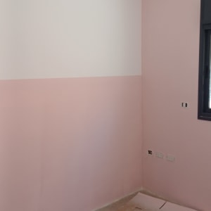 קיר צבוע בחצי ורוד וחצי לבן