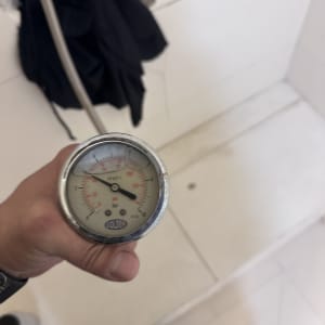 מד לחץ מים ביד אדם, קיר פתוח ברקע