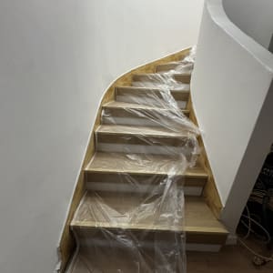 מדרגות מכוסות בניילון להגנה במהלך צביעה