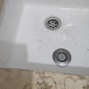 כיור עם ניקוז מתכת במטבח או חדר אמבטיה