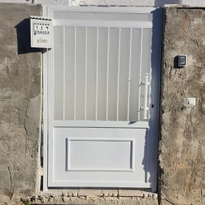 שער מתכת לבן עם תיבת דואר ומקודד