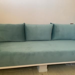 ספה מרופדת בצבע טורקיז עם כריות תואמות