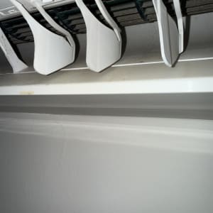 תריסי מזגן עם לכלוך קל עליהם