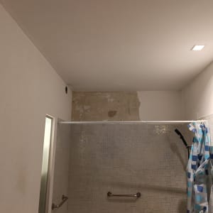 קיר חדר אמבטיה עם תיקון צבע חלקי