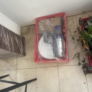 ארגז עם חפצים עטופים בניילון על רצפה