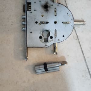 מנעול מתכת וחלק צילינדר על רצפה