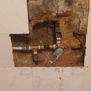 תיקון צנרת מים בקיר עם ברז