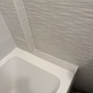 פינת אמבטיה עם אריחים וכלים לתיקון