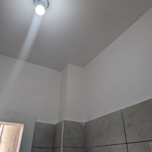 תקרה צבועה בלבן עם תאורה דולקת