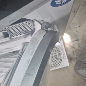 מייבש כביסה עם מדבקה על דלת הזכוכית