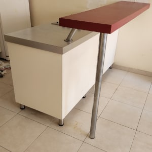 דלפק מטבח עם משטח עבודה מתכת ורגלי מתכת