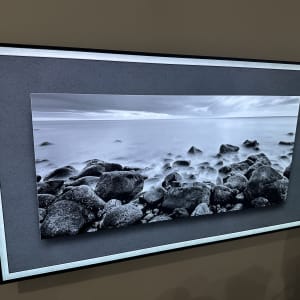 תמונה בשחור לבן של חוף עם סלעים וים