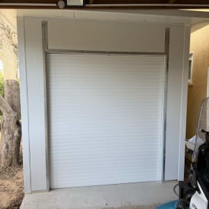 דלת גלילה מאלומיניום מותקנת במבנה חיצוני