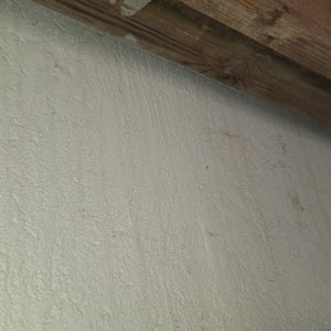 כבל חשמל לבן על קיר עם קורה מעץ