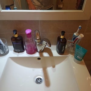 כיור אמבטיה עם ברז כרום ומוצרי טיפוח