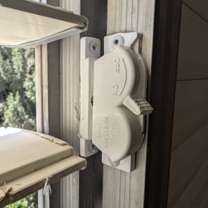 מנגנון פתיחה וסגירה לתריסים על מסגרת חלון