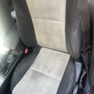 מושב רכב עם ריפוד אפור ושחור