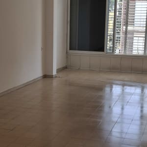 רצפה נקייה בחדר ריק עם חלון גדול