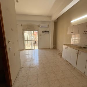 מטבח ריק עם ארונות וכיור, רצפת קרמיקה