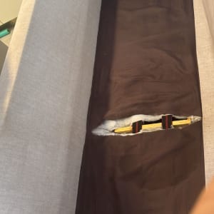 ספה עם קרע בבד וחשיפת מסגרת עץ