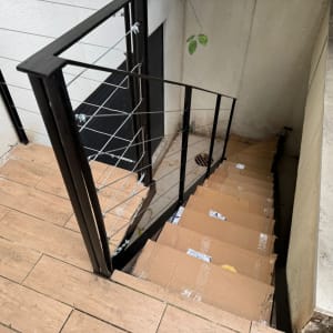 מדרגות עץ בגינה