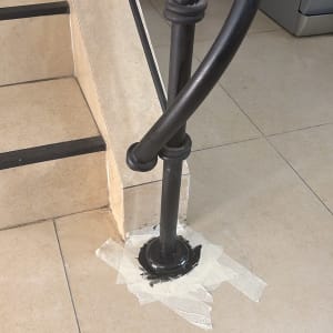 תיקון וחיזוק בסיס מעקה ממתכת במדרגות פנימיות
