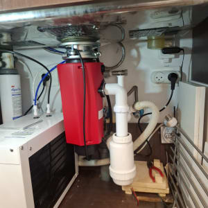 מערכת אינסטלציה מתחת לכיור עם צינורות ומחברים