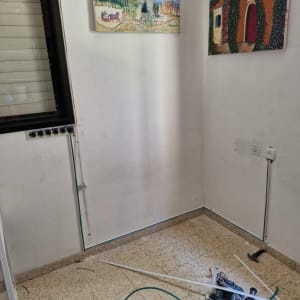 כלי עבודה חשמליים, שקעים, חוטים על הרצפה