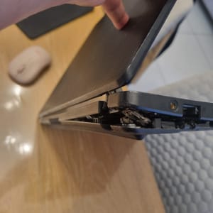 מחשב נייד שבור עם מסך פתוח חלקית