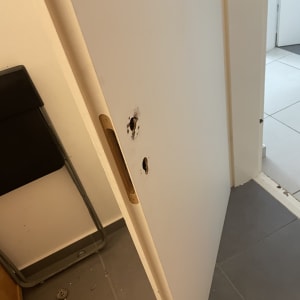 דלת לבנה עם חור ליד הידית