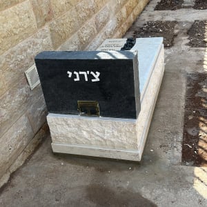 מצבת יחיד מוחלת מגרניט שחור ואבן טבעית עם בית נר מובנה