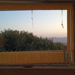 מרפסת עם סוכך צהוב ותצפית לנוף